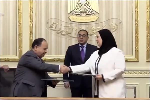 جانب من توقيع البروتوكول