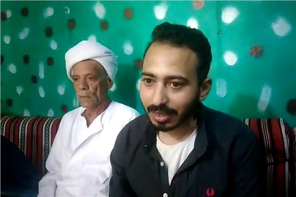  الشاب العائد إلى أسرته بعد تغيب 25 سنة في قنا