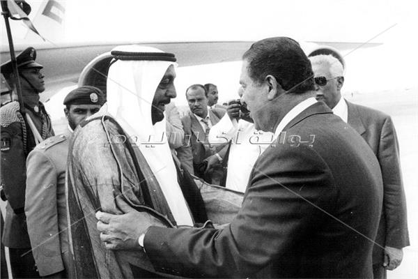 الدكتور الراحل كمال الجنزوري في استقبال الشيخ الراحل خليفة بن زايد آل نهيان