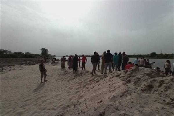 أهالي الرملة ينتظرون خروج جثمان الطالب