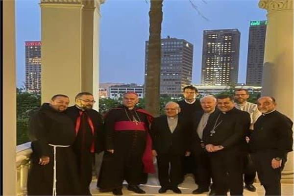 بطريرك الكنيسة الكلدانية يزور السفير البابوي بمصر