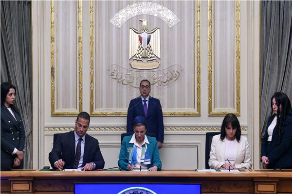 رئيس الوزراء يشهد مراسم التوقيع على مذكرة تفاهم لإقامة مشروع لتصنيع بدائل البلاستيك من الحجر الجيري 