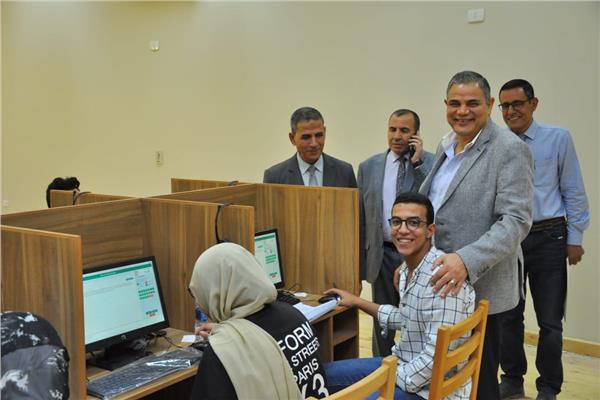 رئيس جامعة كفرالشيخ يتفقد الاختبارات الإلكترونية لطلاب الفرقة الأولى