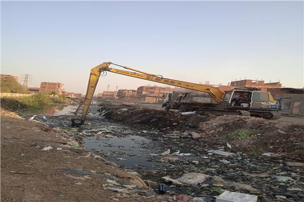 رفع ٢٨ نقلة مخلفات  بترعة الرشاح بحلوان البلد  