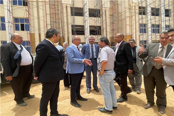 رئيس جامعة الزقازيق يتفقد الجامعة الأهلية بالعاشر من رمضان