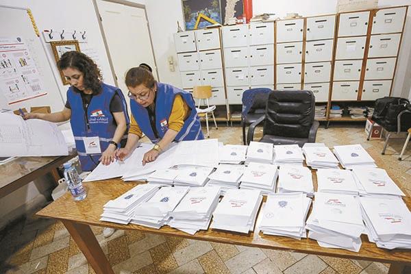 عمليات فرز بطاقات الاقتراع فى بيروت          