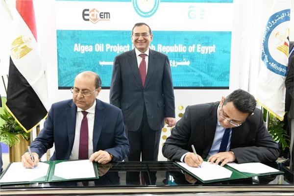 وزير البترول خلال توقيع مذكرة التفاهم