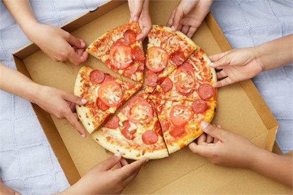 حيلة ذكية لتسخين البيتزا بدون فرن