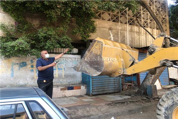ضبط ونش بدون ترخيص ورفع إشغالات الباعة الجائلين بالدقي