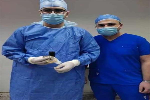 استخراج هاتف محمول من بطن شاب