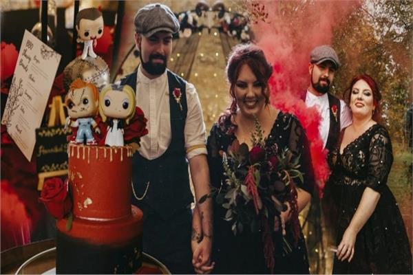 عشاق أفلام الرعب يتزوجون في حفل زفاف ملئ بالدمية