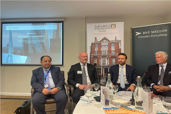 وزير المالية خلال الاجتماع 