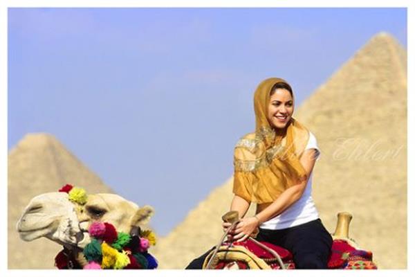 شاكيرا فوق ظهر الجمل امام الاهرامات 