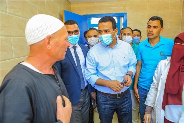 نائب محافظ الفيوم يتفقد أعمال القافلة الطبية المجانية بقرية سرسنا بطامية