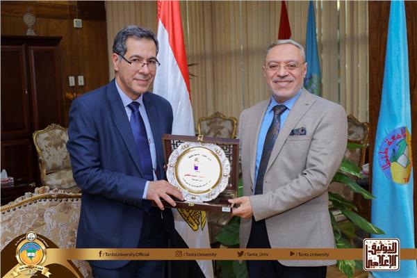 إهداء درع كلية العلوم لرئيس جامعة طنطا