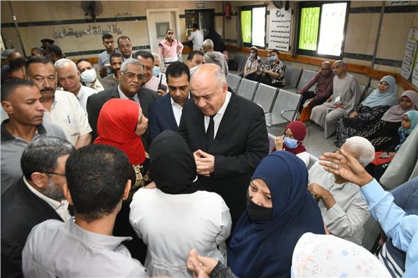 محافظ قنا يتفقد مجمع عيادات التأمين الصحى بنجع حمادى
