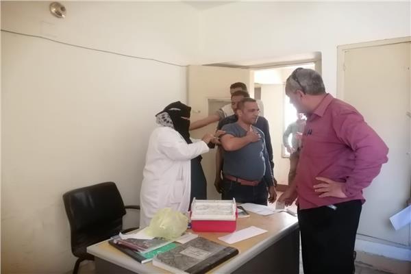 شركة مياه قنا  يتلقون الجرعة الأولى والثانية من تطعيم الالتهاب الكبد الوبائى