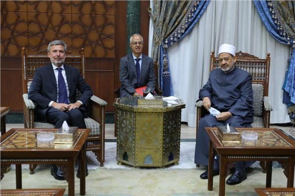شيخ الأزهر يستقبل السفير الإيطالي بالقاهرة