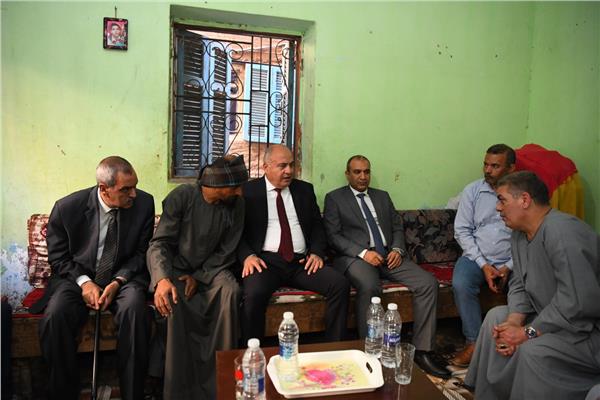 محافظ قنا يؤدي واجب العزاء لأسرة شهيد حياة كريمة بنجع حمادي 