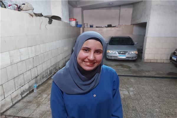 بنت اسمها «مدحت».. «دُنيا» أصغر سايس سيارات بالإسكندرية