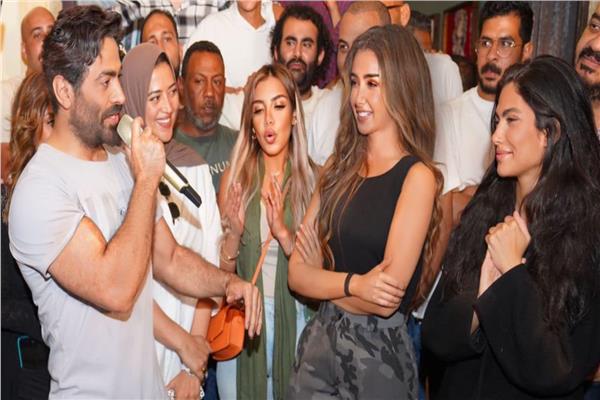 تامر حسني وفريق عمل فيلم «بحبك»