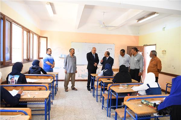 الداودي يتفقد امتحانات الدبلومات الفنية بمدارس قنا 