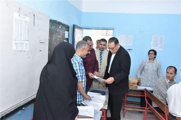 الدكتور ممدوح غراب محافظ الشرقية بتابع أعمال تصحيح أوراق الطلاب والطالبات 