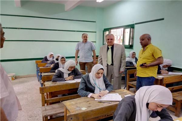 وكيل وزارة الصحة بالدقهلية يتفقد امتحانات الصف الثالث الثانوي