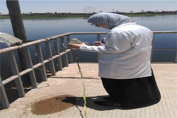 ظهور بقعة سولار امام ماخذ محطة مياه شطورة السطحية بسوهاج