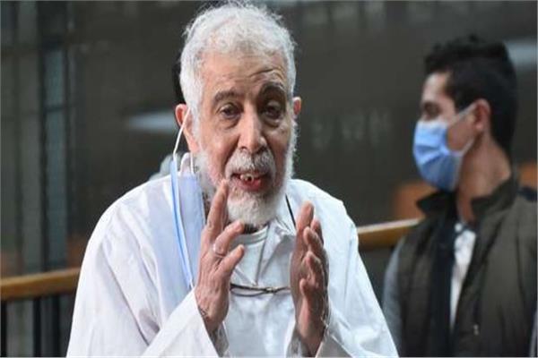 وصول محمود عزت ومحمد بديع لمحكمة طرة قبل الحكم في قضية أحداث المنصة