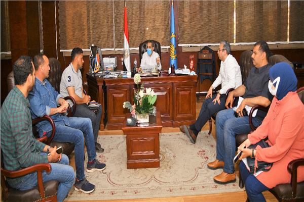 محافظ الغربية يناقش في اجتماع الأسبوعي الخطة الاستثمارية للمحافظة والرصف بطنطا والمحلة