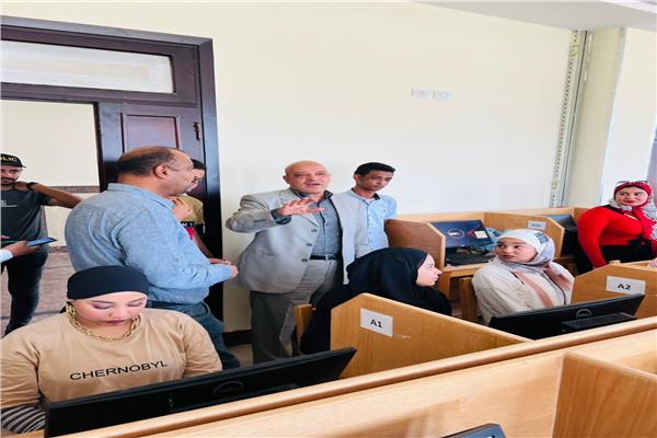 2600 طالب وطالبة يؤدون الإمتحانات النهائية الالكترونية بجامعة أسوان