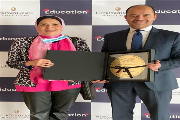 ممثلو المعهد المصرفي المصريأثناء حصولهم على جائزة أفضل المؤسسات
