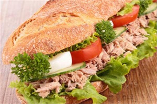 ساندوتش سلطة التونة