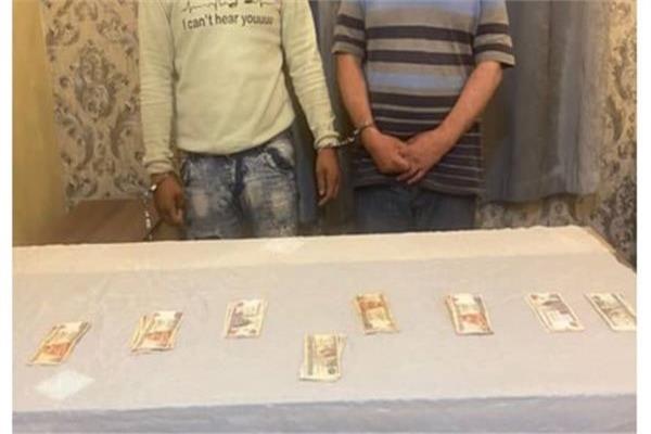 المتهمين وبحوزتهم وبحوزتهم المضبوطات