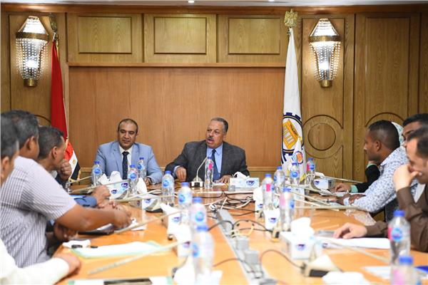 اجتماع قيادات محافظة قنا لبحث توفير احتياجات مشروعات الأمن الغذائى 