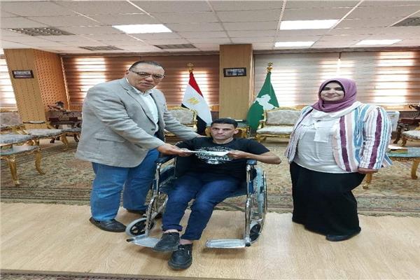 محافظ الشرقية  يمنح مواطن من ذوى الهمم  وحدة سكنية  