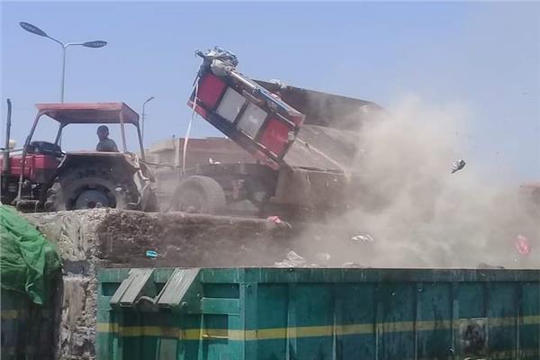 نقل ٣٦١٠ طن قمامة ومخلفات من المقالب الوسيطة لمصانع التدوير  بالبحيرة