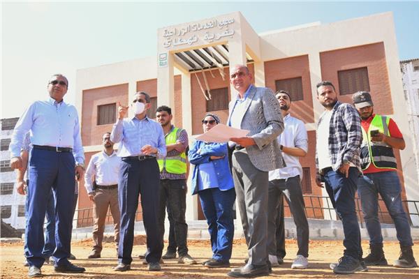 محافظ الغربية خلال الجولة