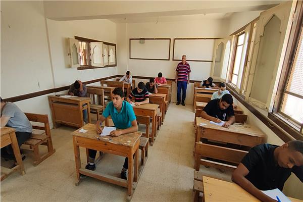 محافظ شمال سيناء يتفقد امتحانات الثانوية الأزهرية