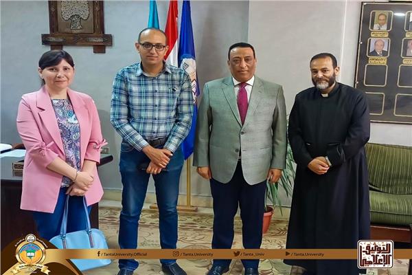 عميد آداب طنطا يستقبل راعى الكنيسة الكاثوليكية بطنطا والمحلة الكبرى 