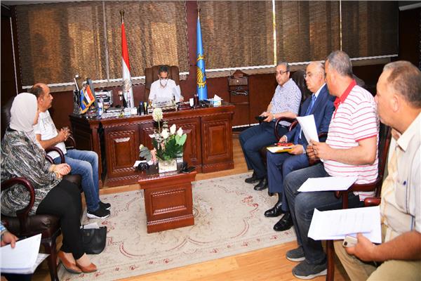 محافظ الغربية مع رؤساء المدن
