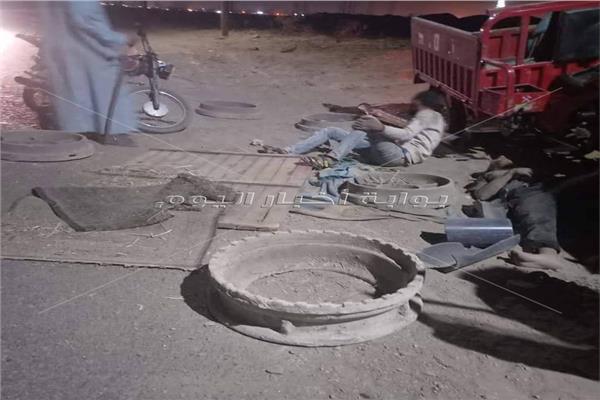 بحوزتهما المسروقات.. إصابة لصوص أغطية الصرف الصحي في حادث مروري بنجع حمادي