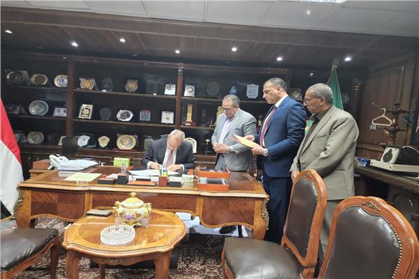 عبد الحميد الهجان محافظ القليوبية يعتمد نتيجة الشهادة الأعدادية 