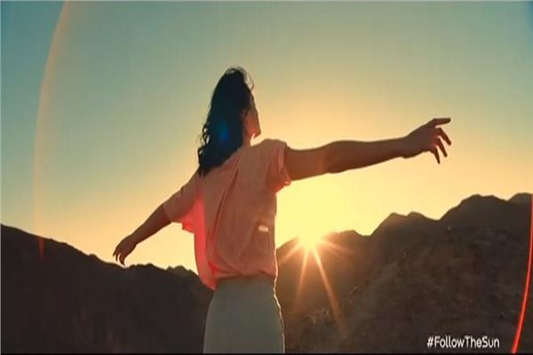 صورة من فيديو الحملة الترويجية Follow the Sun