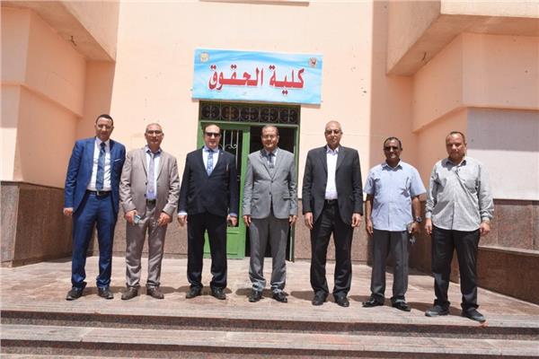  رئيس جامعة سوهاج يتفقد مبنى كلية الحقوق الجديد بالجامعة 