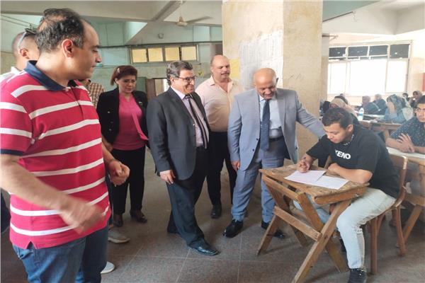 نائب رئيس جامعة الزقازيق يتفقد امتحانات نهايه العام  