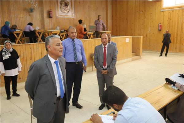رئيس جامعة جنوب الوادي يطمئن على مستوى الامتحانات بكليتى التجارة والاعلام 