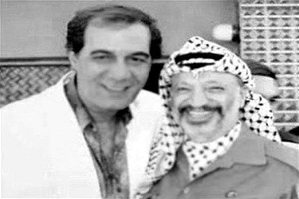 ياسر عرفات يستقبل محمود يس 