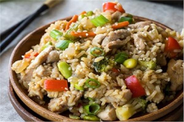 أرز بالخضار و الفراخ المفرومة 
